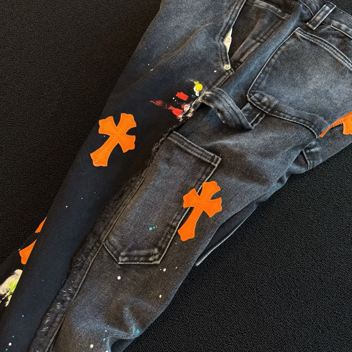 P260 model number: D355 GALLERY DEPT & Chrome hearts co-branded distressed ripped jeans with cross horns. Three-dimensional version. Loose and comfortable, not picky about body shape. Factory Seiko. Original factory quality control. Same style for men and women. Can be matched with couples. Versatile recommendation. Must-have denim for all seasons. The craftsmanship is made of heavy-duty washed pure cotton denim fabric. After washing, it is soft and thick. It is very stylish when worn on the body. Size: 28, 30, 32, 34, 36 (S-XXL) Color: Splicing Size reference # 28 trouser length 100 waist 72 30 trouser length 102 waist 76 32 trouser length 104 waist 80 34 trouser length 106 waist 84 36 trouser length 108 waist 88